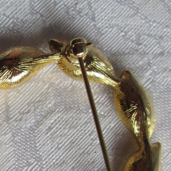 💕 MONET GOLD ROUND SWARVORSKI CRYSTAL LEAF BROOCH – VINTAGE 💕 - Picture 9 of 13